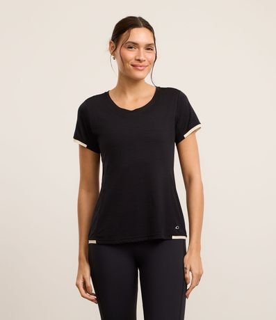 Remera Deportiva en Microfibra con Detalle de Recortes Contrastantes