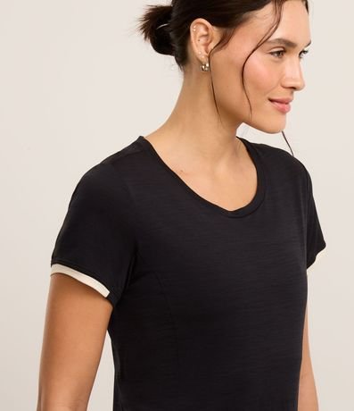 Remera Deportiva en Microfibra con Detalle de Recortes Contrastantes 2