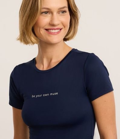 Remera Deportiva en Microfibra con Estampa Be Your Own Muse