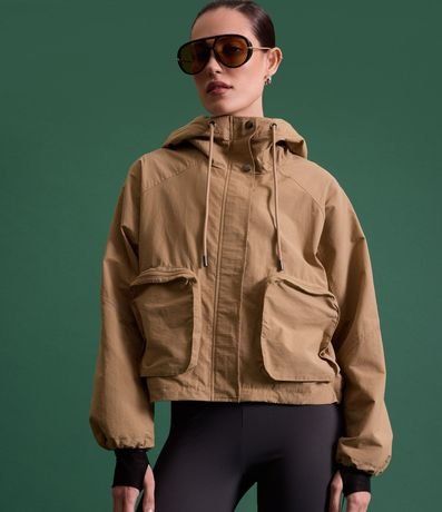 Campera en Sarga con Cuello alto y Bolsillos Delanteros