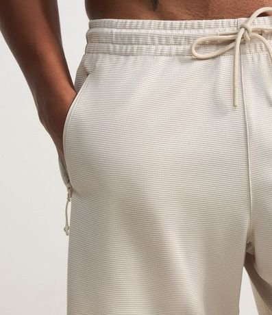 Bermuda Deportiva Texturizada con Cintura Elástica y Cierre en el Bolsillo 4