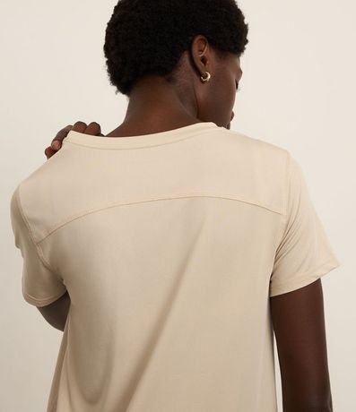 Remera Deportiva en Microfibra Agujerada con Bajo Mullet 3