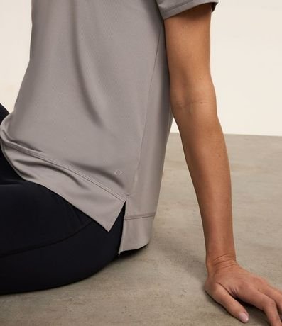 Remera Deportiva en Microfibra Agujerada con Bajo Mullet 3