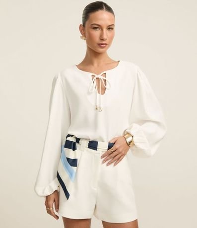 Blusa Satinada con Colgante de Corazón en el Lazo de Cuello