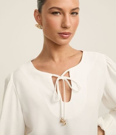 Blusa Satinada con Colgante de Corazón en el Lazo de Cuello 4