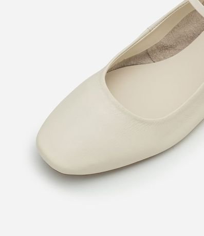 Zapatilla de Cuero con Puntera Cuadrada y Detalle en Hebilla 5