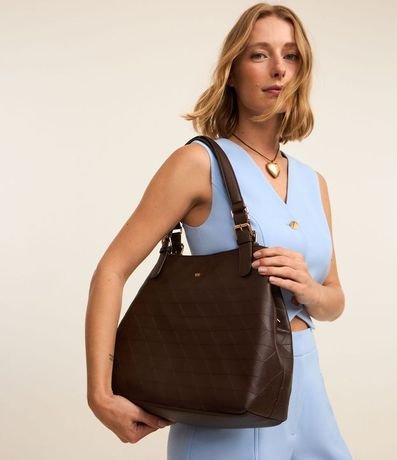 Cartera Hobo Grande con Textura y Detalles en Metal