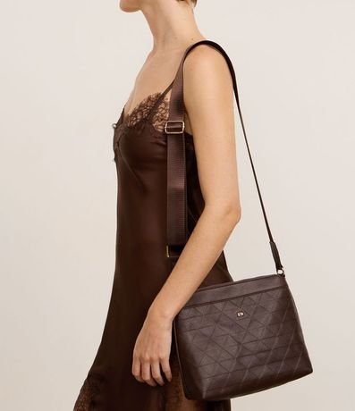 Bandolera Mediana Postman con Efecto Embossed y Correa de Grosgrain 8