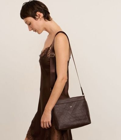 Bandolera Mediana Postman con Efecto Embossed y Correa de Grosgrain