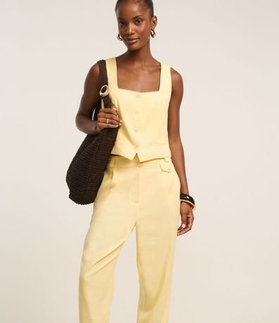 Pantalón Carrot en Viscolino con Solapa y Pliegues 3