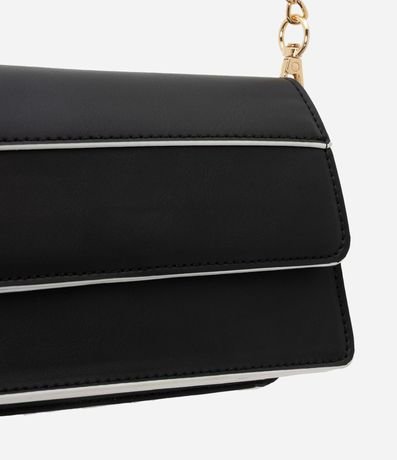 Cartera Transversal Pequeña con Tapa y Detalles Contrastantes 6