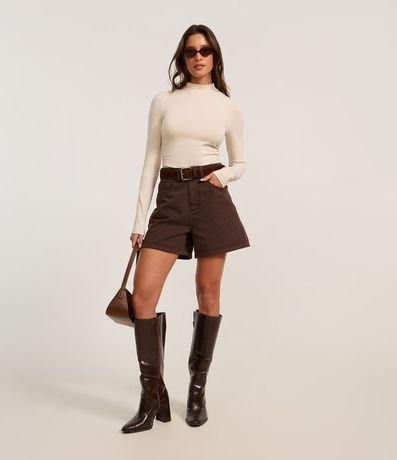 Short Mom Tiro Alto en Sarga con Bolsillos