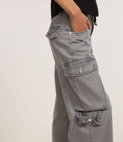 Pantalón Recto en Jeans con Recorte Delantero y Bolsillos Cargo 4