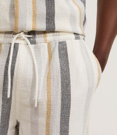 Bermuda Comfort en Jacquard con Estampa de Rayas Texturizada 3
