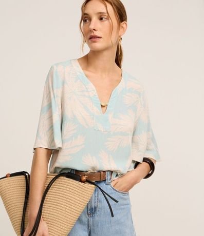 Blusa en Viscosa con Escote V y Estampa Follaje