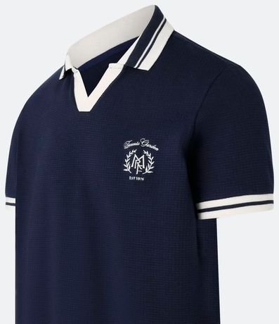 Remera Polo Comfort con Detalles Contrastantes y Estampa de Escudo 5