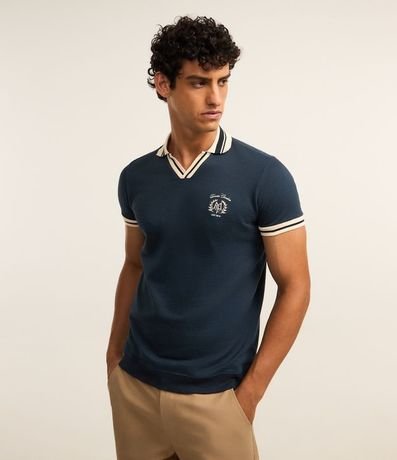 Remera Polo Comfort con Detalles Contrastantes y Estampa de Escudo
