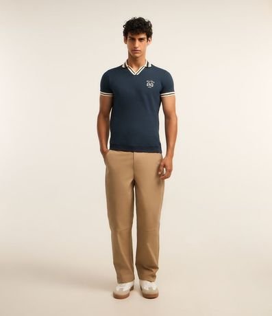 Remera Polo Comfort con Detalles Contrastantes y Estampa de Escudo 2