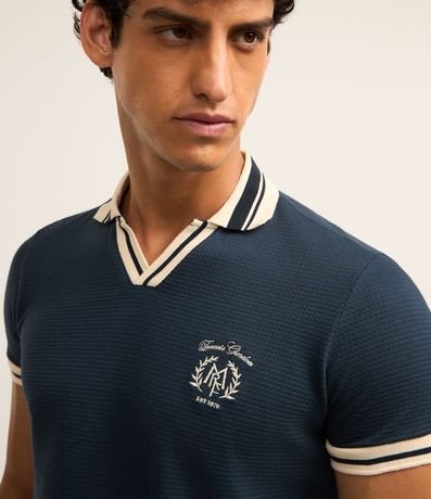 Remera Polo Comfort con Detalles Contrastantes y Estampa de Escudo 3