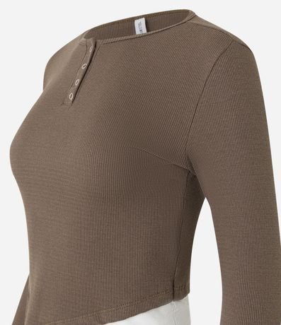 Blusa en Rib con Botones Delanteros y Bajo Asimétrica Sobrepuesta 6