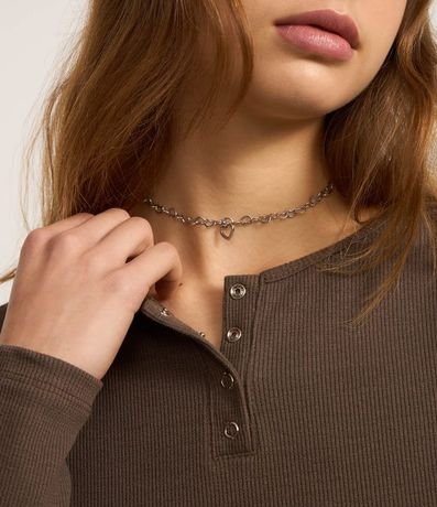 Blusa en Rib con Botones Delanteros y Bajo Asimétrica Sobrepuesta 3