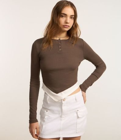 Blusa en Rib con Botones Delanteros y Bajo Asimétrica Sobrepuesta 4