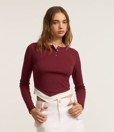 Blusa en Rib con Botones Delanteros y Bajo Asimétrica Sobrepuesta