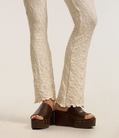 Pantalón Flare Texturizado con Bajo Ondulado 6