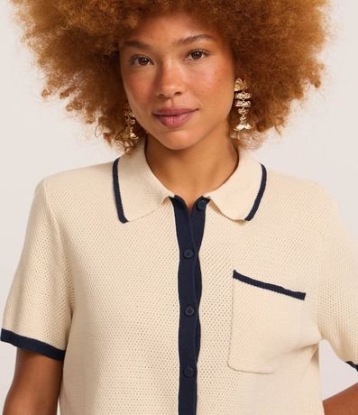 Blusa Comfort en Punto con Cuello Inglés y Detalles Contrastantes 4