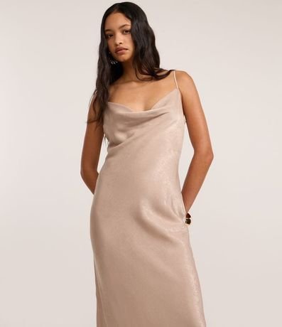 Vestido Midi en Satén Texturizado con Escote Degagê 2