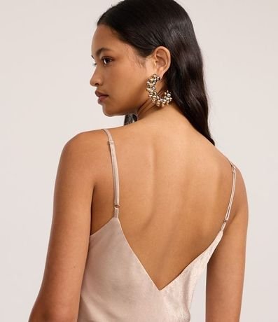 Vestido Midi en Satén Texturizado con Escote Degagê 3