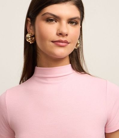 Blusa Básica Texturizada en Viscosa con Cuello Alto 4