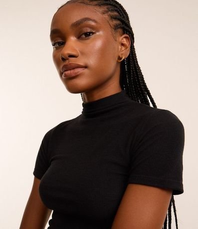 Blusa Básica Texturizada en Viscosa con Cuello Alto 3