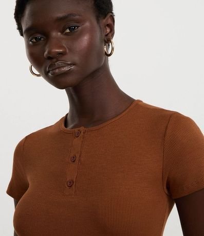 Blusa en Rib con Botones en el Cuello 5