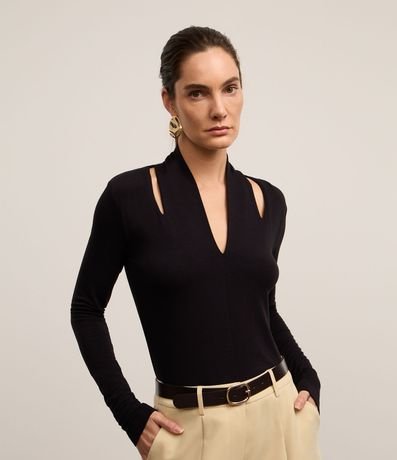 Blusa en Viscosa con Escote V y Cutout en el Hombro