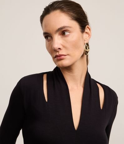 Blusa en Viscosa con Escote V y Cutout en el Hombro 4