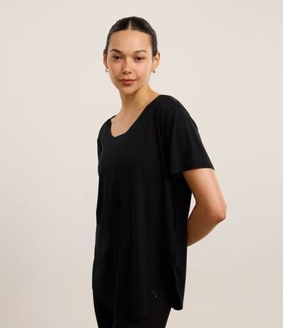 Remera Oversized Deportiva en Microfibra con Bajo Redondeado