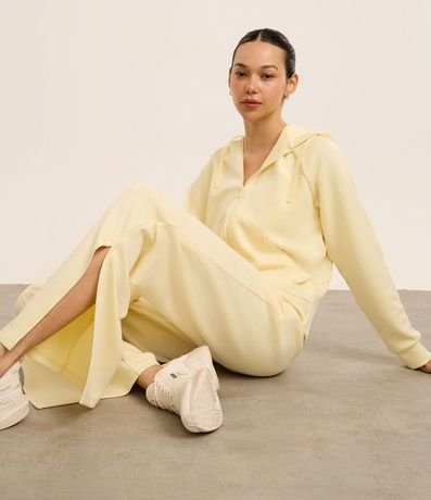 Pantalón Recto Deportiva en Media Malla con Fenda Lateral 3