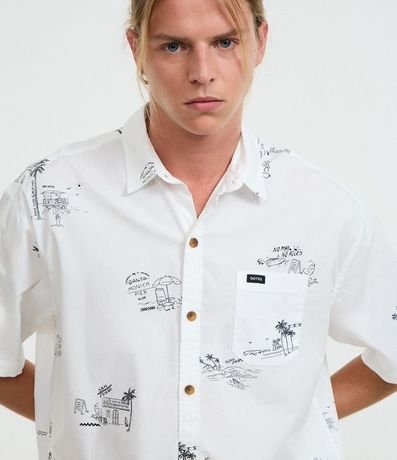 Camisa Relaxed en Tricolina con Estampa Minimalistas de Palmeras e Islas 4