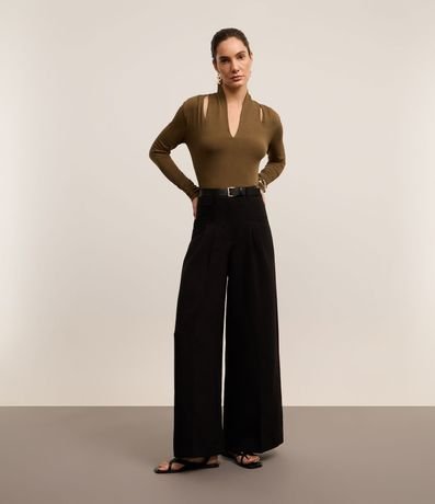 Blusa en Viscosa con Escote V y Cutout en el Hombro 2