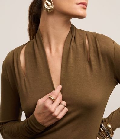 Blusa en Viscosa con Escote V y Cutout en el Hombro 3