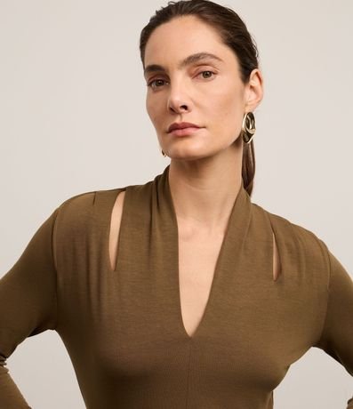 Blusa en Viscosa con Escote V y Cutout en el Hombro 4