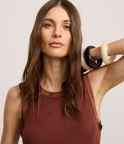 Blusa sin Manga en Punto de Viscosa con Detalle en Satén 3