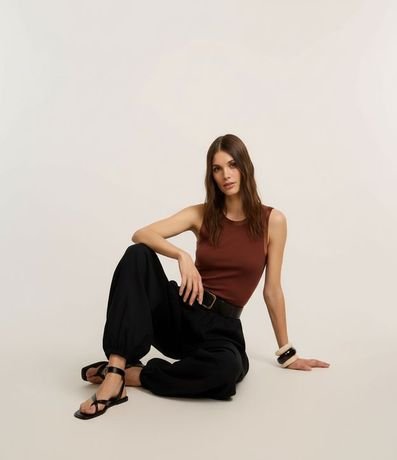 Blusa sin Manga en Punto de Viscosa con Detalle en Satén 4