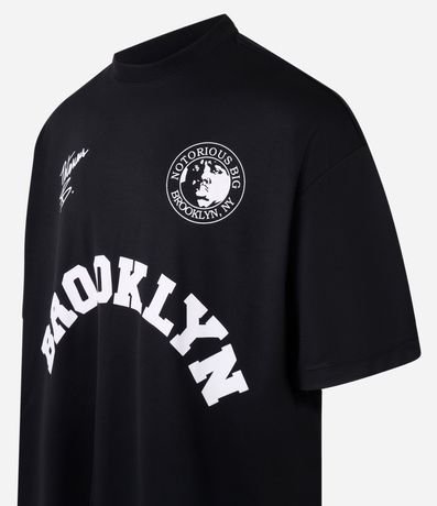 Remera Oversized con Estampa Localizada y Lettering Notorius BIG 7