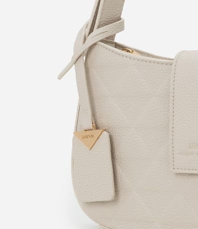 Bolsillo Baguette Pequena con Textura en Relieve y Detalle de Colgante 8