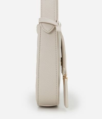 Bolsillo Baguette Pequena con Textura en Relieve y Detalle de Colgante 2