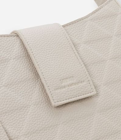 Bolsillo Baguette Pequena con Textura en Relieve y Detalle de Colgante 5