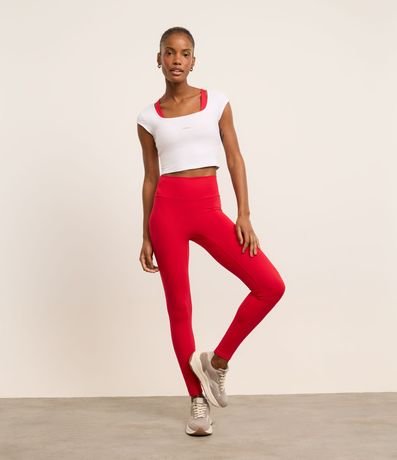 Remera Cropped Deportiva en Microfibra con Estampa Lettering