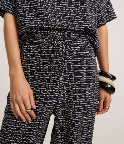 Pantalón Carrot Cintura Alta en Crepé con Estampado Geométrico 3